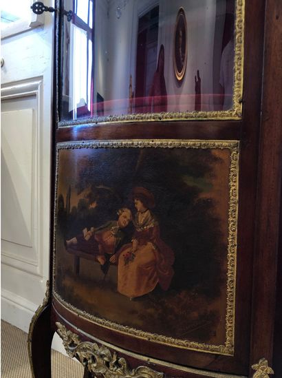 VITRINE demi-lune en placage d'acajou à cages...