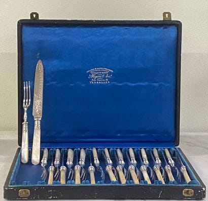 DESSERT SET in silver-plated metal and mother-of-pearl

Later...