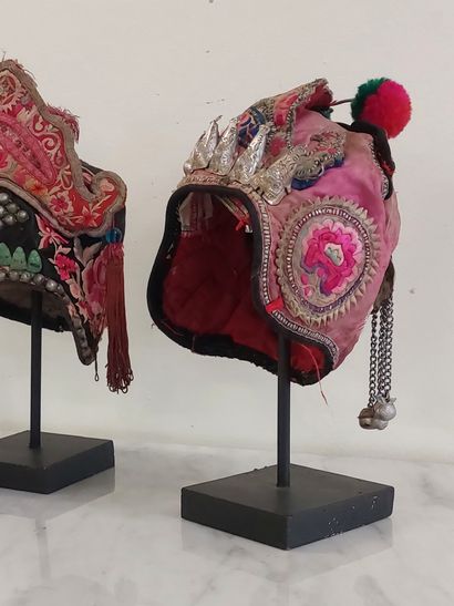 YUNAN 

Trois chapeaux de bébés brodés à...