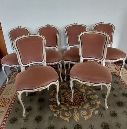 SUITE DE SIX CHAISES en bois laqué et doré,...