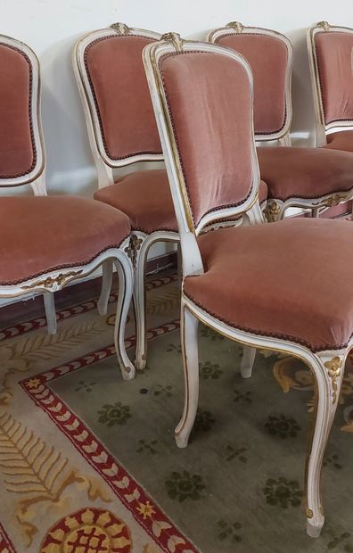SUITE DE SIX CHAISES en bois laqué et doré,...