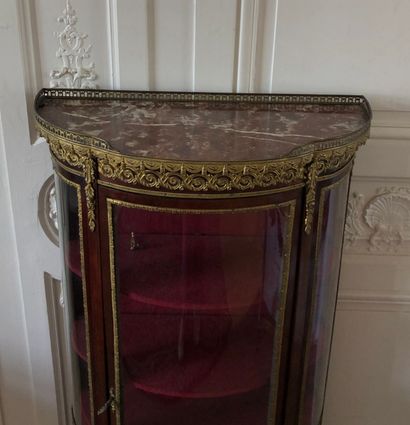 VITRINE demi-lune en placage d'acajou à cages...