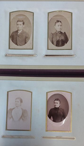 DEUX ALBUMS avec photos de famille, port...