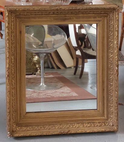 MIROIR dans un cadre en bois et stuc doré...