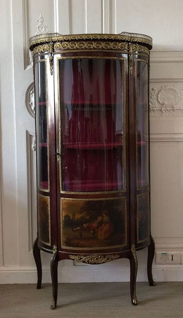 VITRINE demi-lune en placage d'acajou à cages...