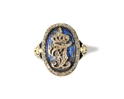 RING IN 18k yellow gold.
Oval kitten representing...