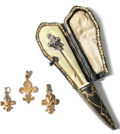 SET INCLUDING :
Three fleur-de-lys pendants.
In...