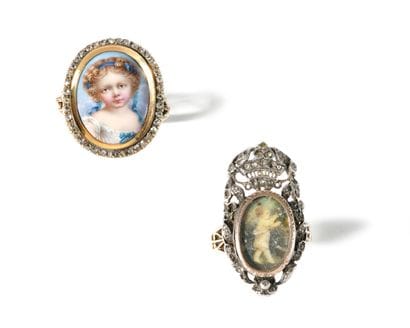 SET OF TWO RINGS 
- Gold and silver ring,...