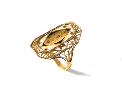 RING IN 18k yellow gold.
Day-engraved kitten...