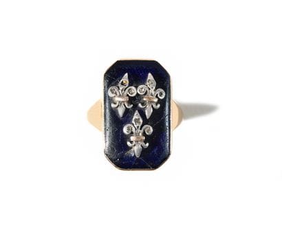 RING IN 18k yellow gold.
Blue enamel chaton,...