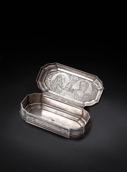 SILVER TABATIERE, oblong shape, molded edges.
Engraved...