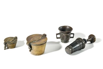 ENSEMBLE COMPRENANT
-Petit mortier en bronze...