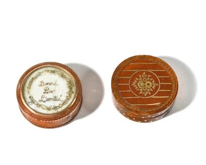SET INCLUDING :
-Pill box, round shape,
decorated...