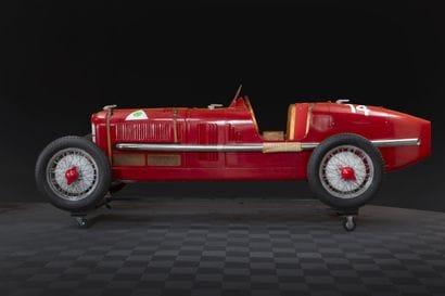 ALFA ROMEO: 1:1 resin model of an Alfa Romeo...