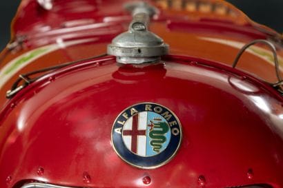 ALFA ROMEO: 1:1 resin model of an Alfa Romeo...