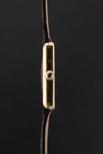 CARTIER
Tank
Réf : 8660016401
Vers : 1990.
Boîtier...