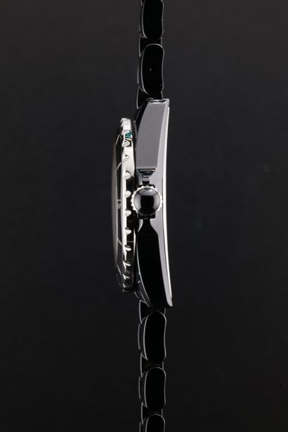 CHANEL
J12
Ref : J.R.15905
Circa: 2010.
Case:...