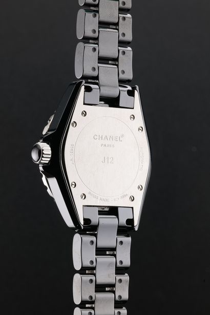 CHANEL
J12
Ref : J.R.15905
Circa: 2010.
Case:...