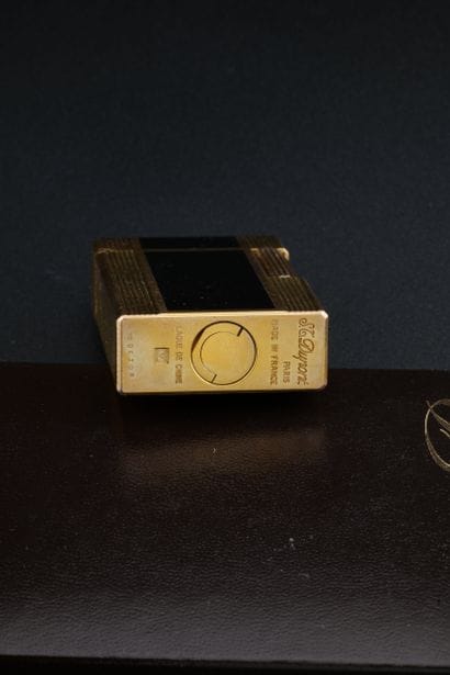 DUPONT 
BRIQUET 
Ref : 10DEZ08
Black Chinese...