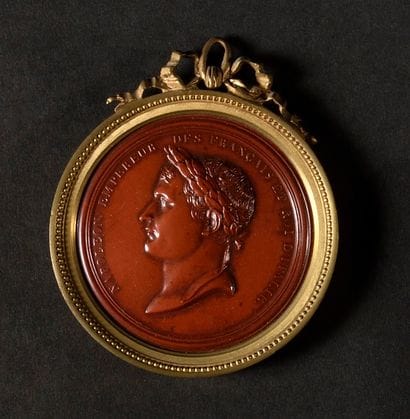 Médaillon en bois durci
au profil de l’Empereur...