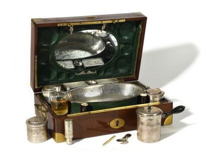 Coffret - nécessaire de voyage 
en acajou...