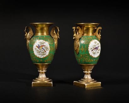 Paire de vases
en porcelaine de Paris à décor,...