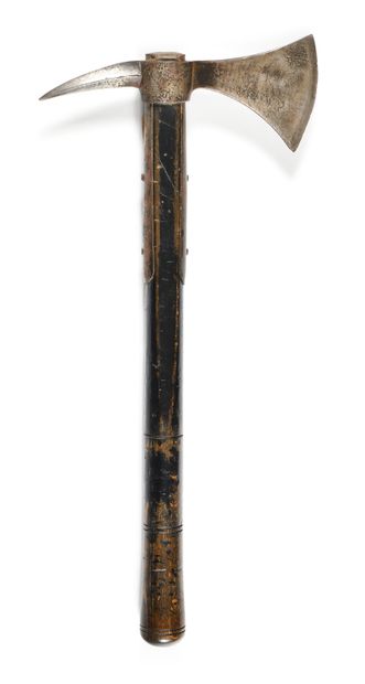 Rare edge axe.
Handle in blackened, grooved...