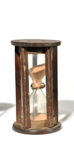 Hourglass
in wood with five columns. Glass...