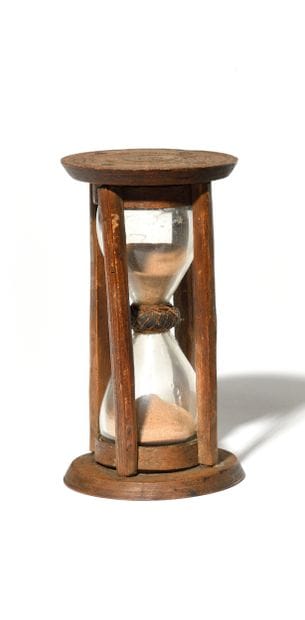 Hourglass
in wood with four columns. Glass...