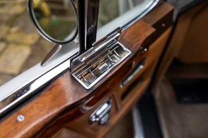 1976 ROLLS-ROYCE CORNICHE
•	Carte Grise :...