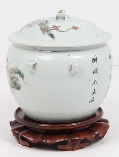 CHINA, EARLY 20th CENTURY
Porcelain covered...