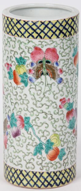 CHINA, 20th CENTURY
Small bottle vase in...