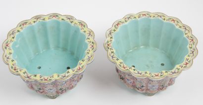CHINA, 20th CENTURY
Pair of falangcai porcelain...
