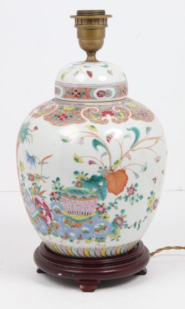 CHINA, CIRCA 1900
Tea or ginger pot, in porcelain...