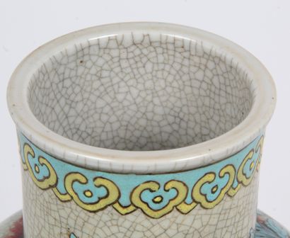 CHINA, EARLY 20th CENTURY
Stoneware straight-necked...