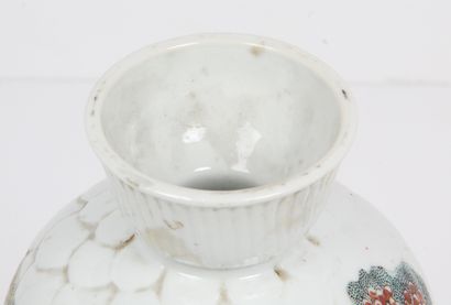 CHINA, CIRCA 1900
Small porcelain baluster...