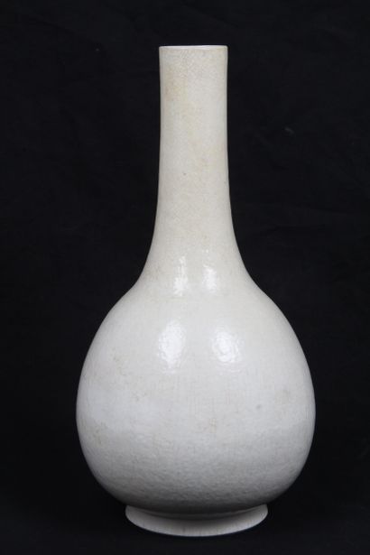 CHINA OR KOREA, 19th CENTURY
Porcelain bottle...