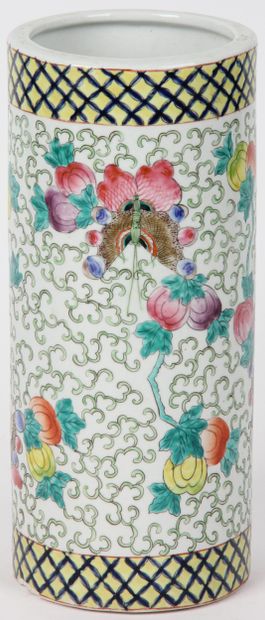 CHINA, 20th CENTURY
Small bottle vase in...