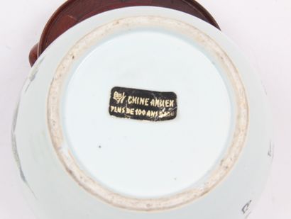CHINA, EARLY 20th CENTURY
Porcelain covered...