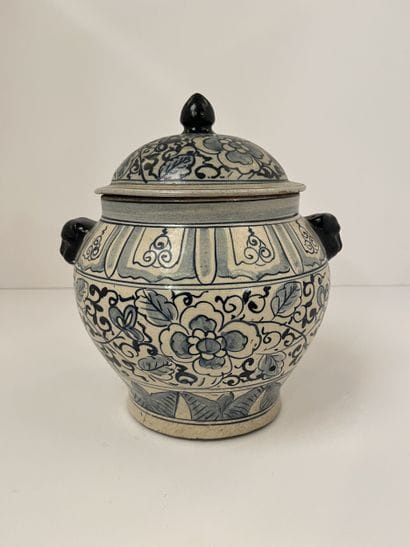 VIETNAM, 20th CENTURY
Covered stoneware jar...