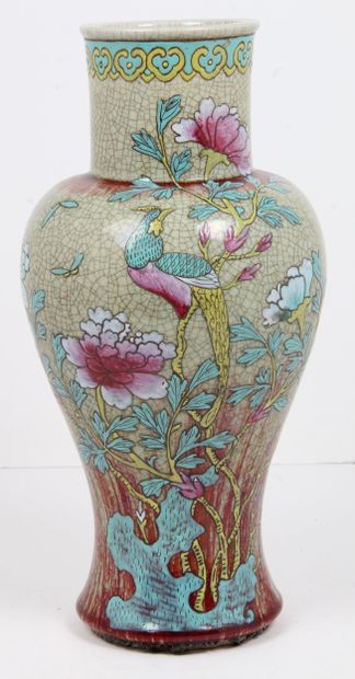 CHINA, EARLY 20th CENTURY
Stoneware straight-necked...