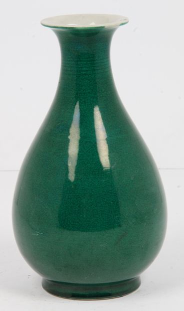 CHINA, 20th CENTURY
Porcelain piriform vase...