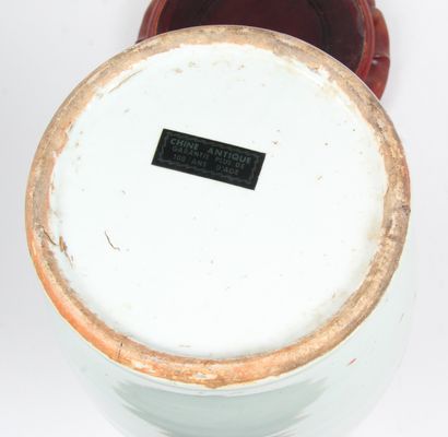 CHINA, END OF THE 19th CENTURY
Two pendant...