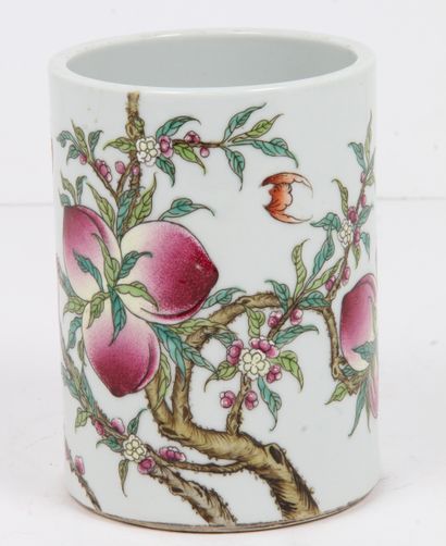 CHINA, 20th CENTURY
Famille rose porcelain...