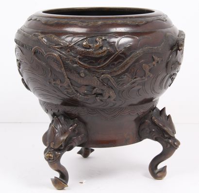 JAPAN, TAISHO PERIOD, EARLY 20th CENTURY
Tripod...