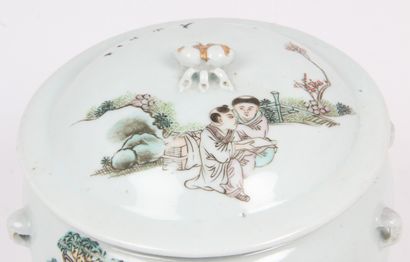 CHINA, EARLY 20th CENTURY
Porcelain covered...