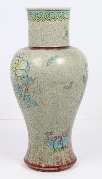 CHINA, EARLY 20th CENTURY
Stoneware straight-necked...