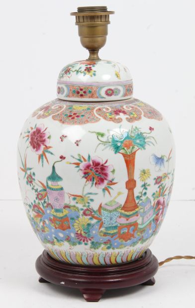 CHINA, CIRCA 1900
Tea or ginger pot, in porcelain...