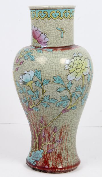 CHINA, EARLY 20th CENTURY
Stoneware straight-necked...