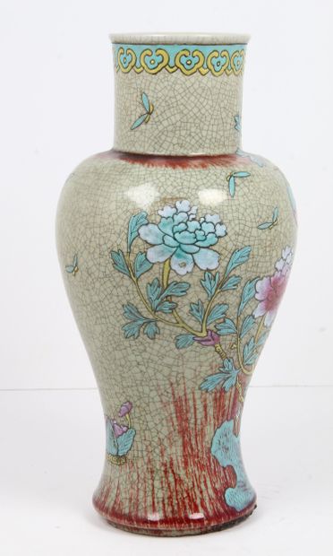 CHINA, EARLY 20th CENTURY
Stoneware straight-necked...